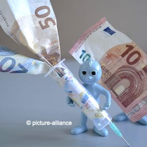 Ein kleines hellblaues Männchen hält eine Finanzspritze in Form eines zwanzig und fünfzig Euro Geldscheines. Im Hintergrund sieht man einen zehn Euro Schein. 