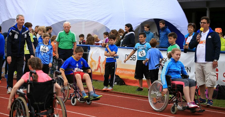 Kinder testen Rollstuhlfahren: Inklusion steht in Ravensburg im Fokus.