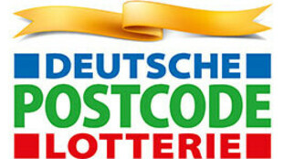 Logo der Deutsche Postcode Lotterie in den Farben blau (Deutsche), grün (Postcode) und rot (Lotterie)