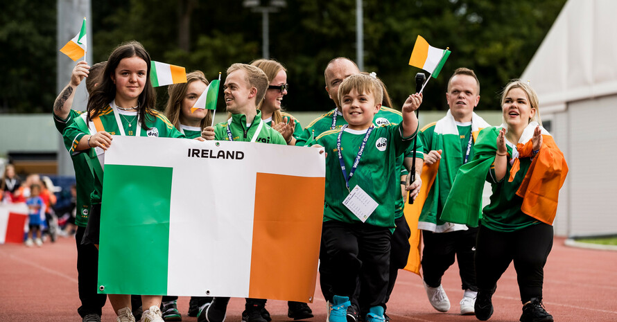 Die Neun Personen der Irländische Nationalmannschaft präsentiert stolz ihre Landesflagge