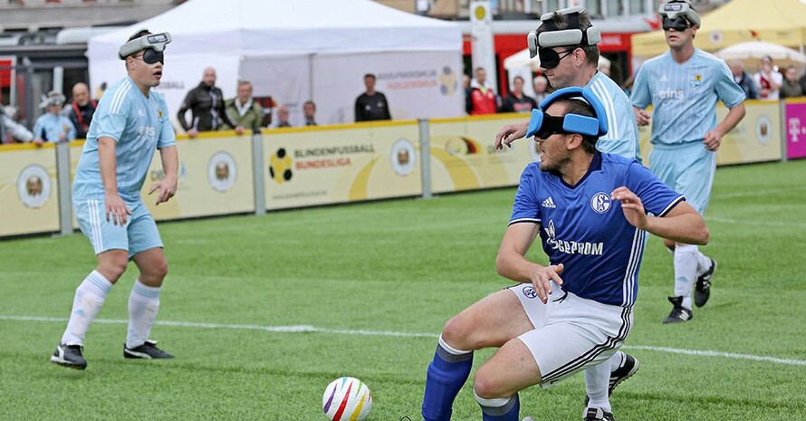 Die Partien der sehbehinderten Spieler werden auf zentralen, öffentlichen Plätzen ausgetragen. Foto: Carsten Kobow