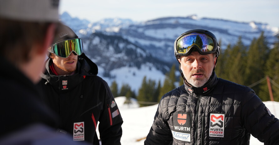 Männer in Snowboardbekleidung in den Bergen im Schnee / Foto: SNBG