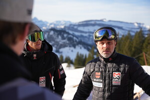 Männer in Snowboardbekleidung in den Bergen im Schnee / Foto: SNBG