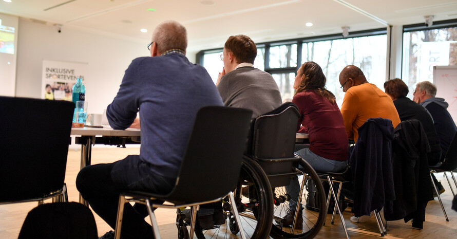 Sitzreihe mit Rollstuhl, Rückenansicht der Event-Inklusionsmanager*innen der 1. Phase / Foto: DOSB/Kai Peters