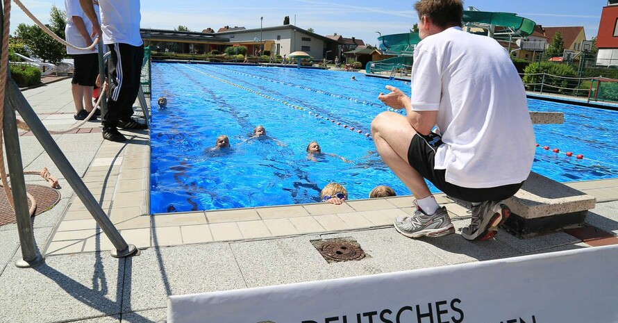Frank Busemann stoppte die Zeit bei den Schwimmprüfungen und gab Tipps.